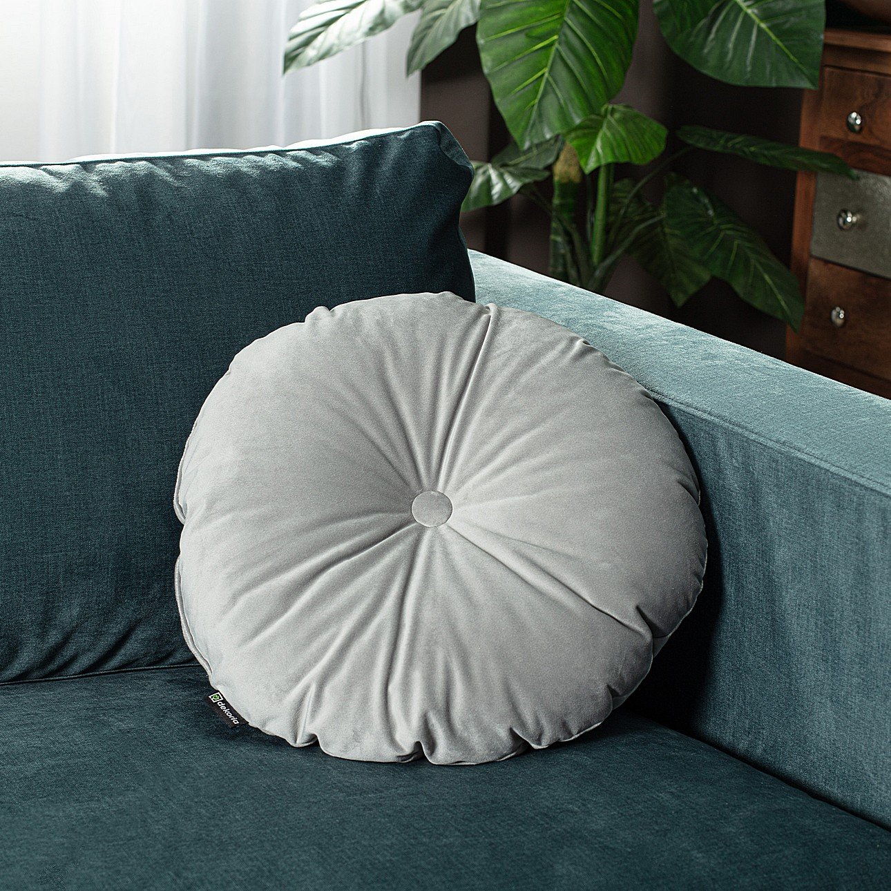 Round pillow with button