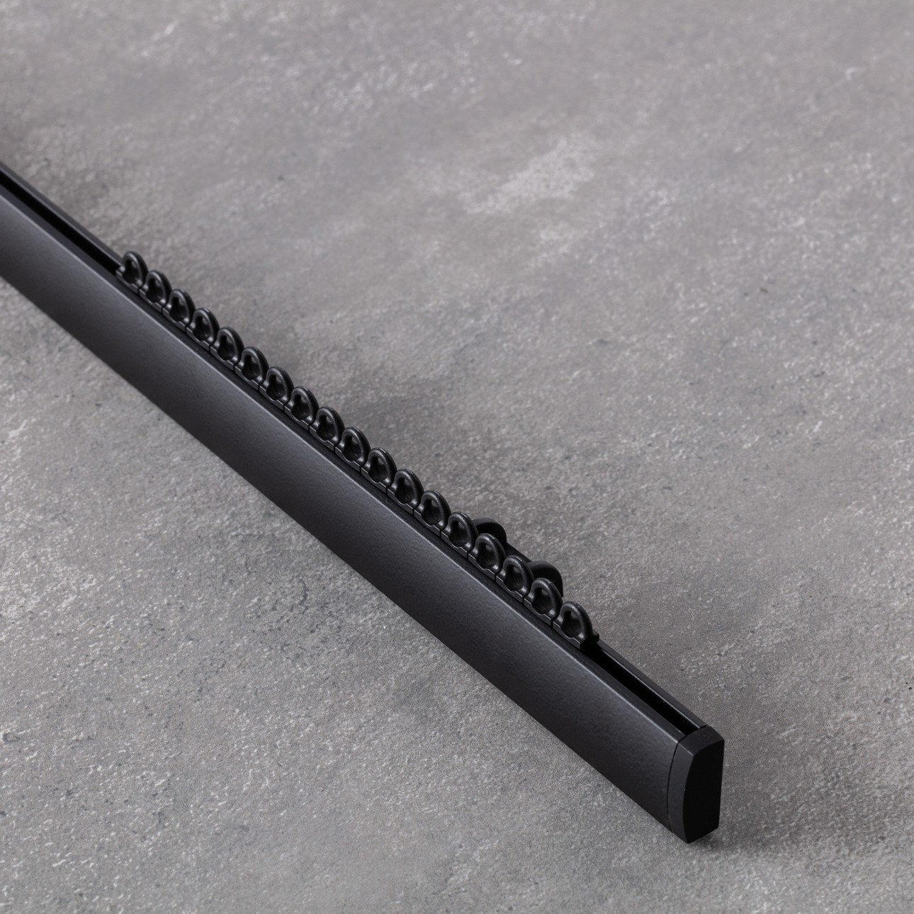 Dekoria Hliníková stropní lišta Premium jednoduchá 150 cm černá - sada, 150 cm