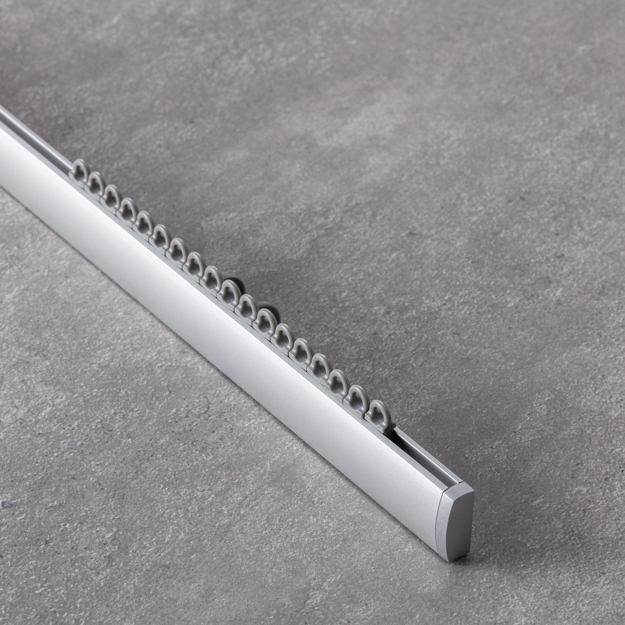Dekoria Hliníková stropní lišta Premium jednoduchá 150 cm stříbrná - sada, 150 cm